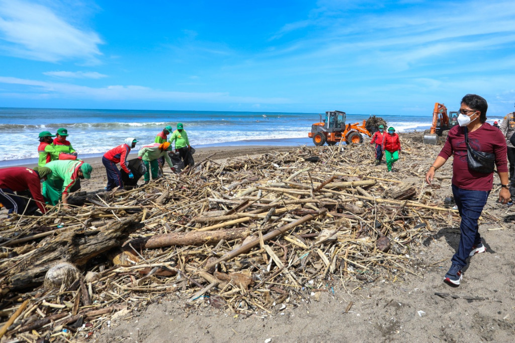 Bupati Badung Tinjau Langsung Penangan Sampah Kiriman Di Pantai Berawa